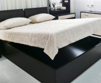 Co je to pohodlná postel se zvedacím mechanismem 180x200, výhody a nevýhody.