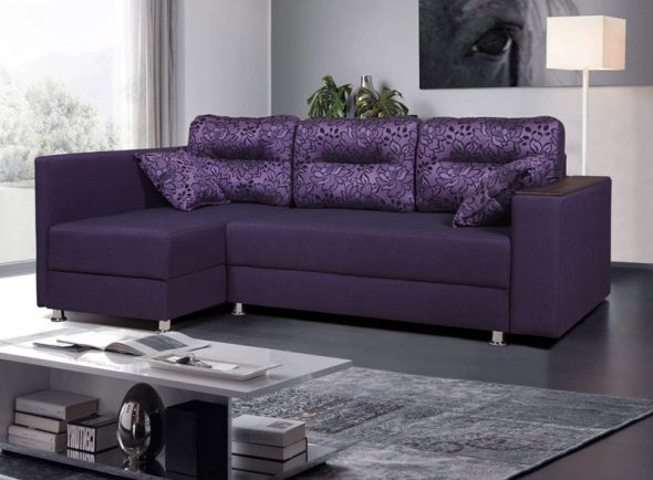 Canapé violet dans la chambre du salon
