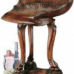 barová stolička vyřezávaná ze dřeva