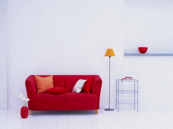 divano rosso pareti bianche