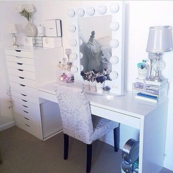 vitt omklädningsbord