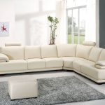 sudut sofa putih yang besar