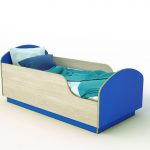 מיטה כחולה עם צד לילד