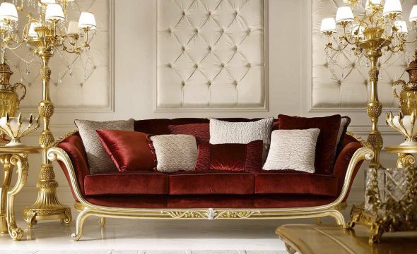 sofa dengan hiasan emas