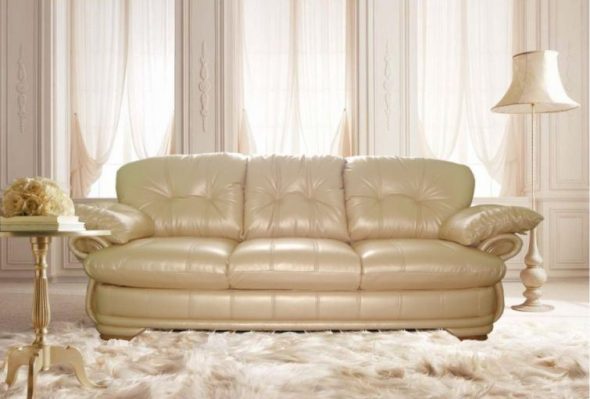 világos színű kanapé