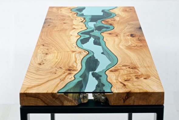 designtafel gemaakt van hout en plexiglas