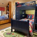 מיטת קומתיים שחורה בחדר הילדים