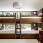 empat tingkat katil dengan tingkap