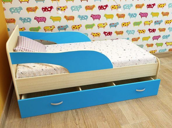 sänky, jossa on sininen puoli lastentarhassa