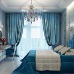 ložnice s modrými závěsy a postelí