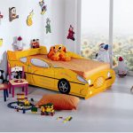 מיטת תינוק צהובה