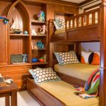 חדר ילדים עם מיטת קומתיים
