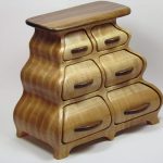 designový nábytek dřevěný prádelník