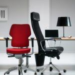kancelářské židle červené a černé
