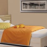 säng med en orange filt