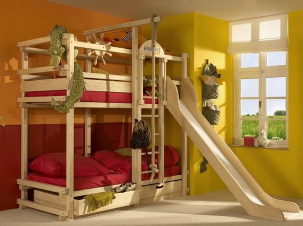 katil dua tingkat kayu dengan slaid