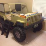 jeep della macchina da scrivere del letto