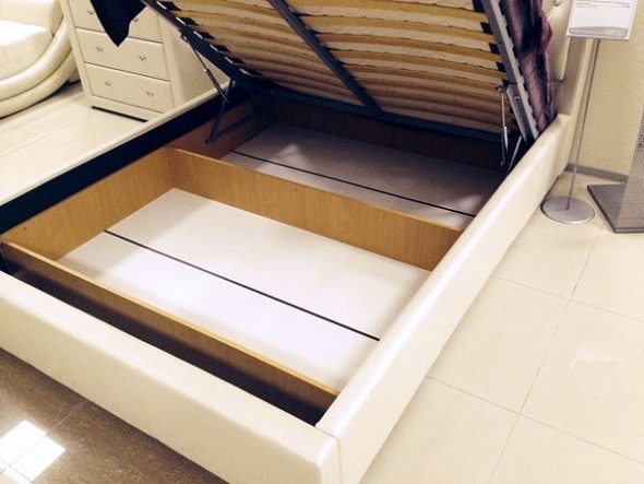 ložní skříňka s přepážkami