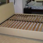 מיטה עם לוחות עץ בבסיס