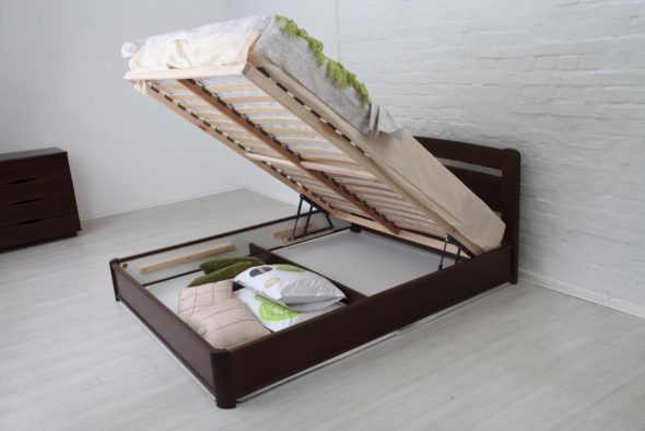 postel s odkládací schránkou