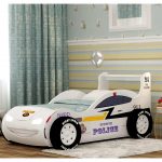 polis bil säng för en pojke