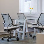 šedé bílé kancelářské židle