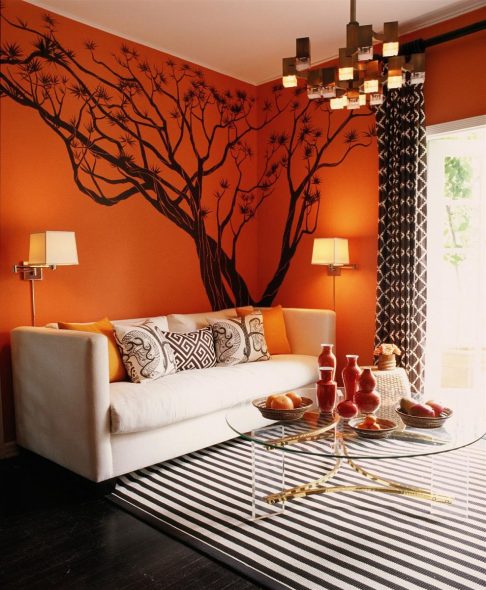 oranssi seinä pastelli sohva