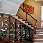 étagères à vin sous les escaliers