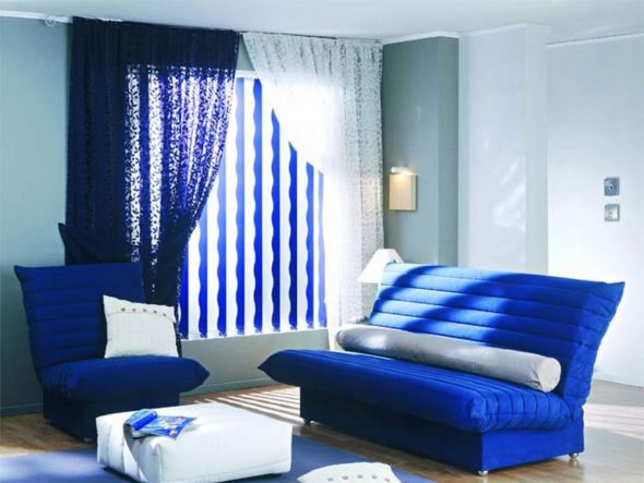 kék kanapé a szobában