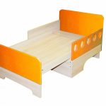 Oranžová skládací postel