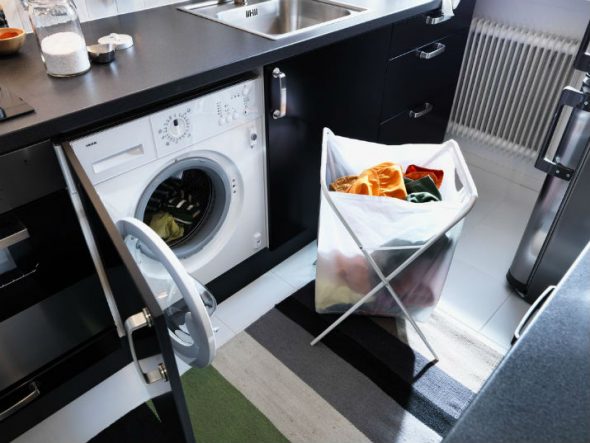 pračka v kuchyňském prádle