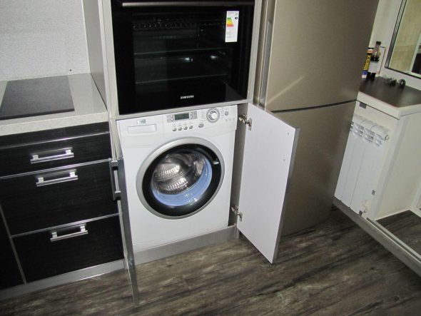 wasmachine in de keuken in de kast