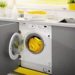 wasmachine in een grijs gele hoofdtelefoon