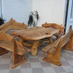 tervezői bútorasztal és padok fából