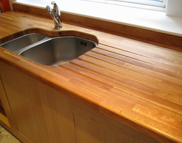 stolní deska s dřevěnou deskou