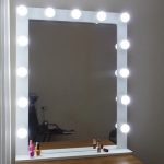 kleedkamer tafel met een grote spiegel
