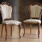 chaises en bois sculpté