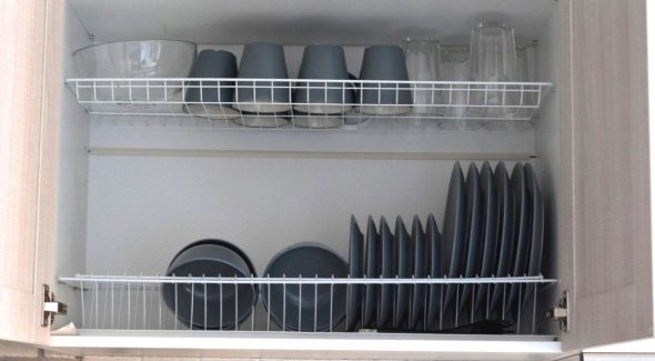 sušení nádobí ve skříni