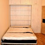 Vertikal säng i garderoben av naturmaterial