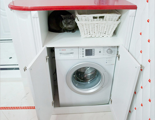 beépített mosógép a szekrényben