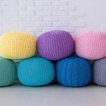 choux tricotés de différentes couleurs