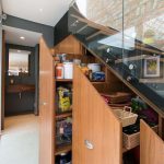 tiroirs et armoires pour produits sous l'escalier