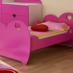 katil merah jambu dengan sisi