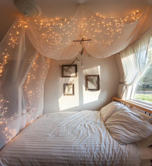 Canopy över sängen i sovrummet