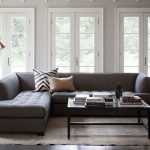 Sofa dengan gamma neutral kain kelabu