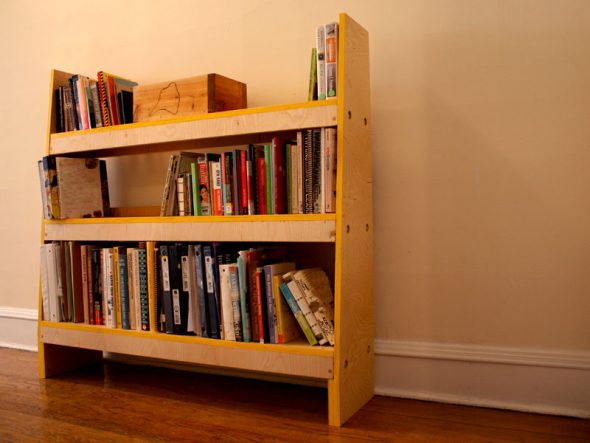 Dřevěná police na knihy