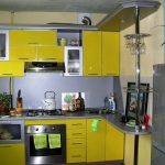 Virtuvės komplektai mažai geltonos spalvos virtuvei