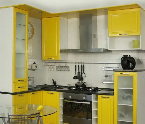Keittiö pieni keltainen keittiö