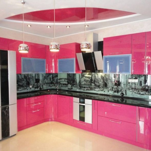 Set dapur, dibuat dalam warna merah jambu yang terang