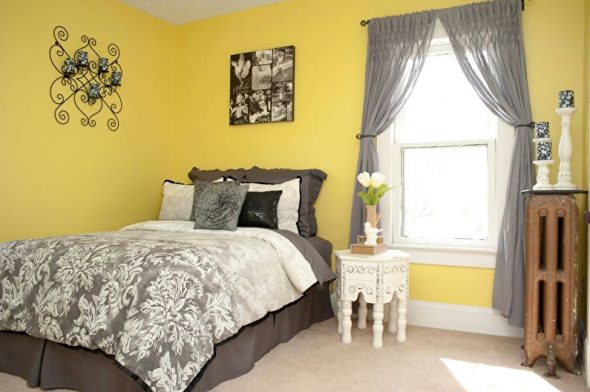 Makuuhuone keltaisilla sävyillä